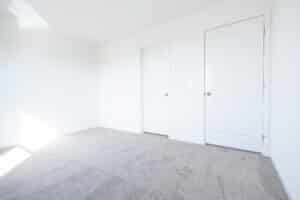 Bright, empty room with white walls and soft carpet, perfect for new decorating ideas.